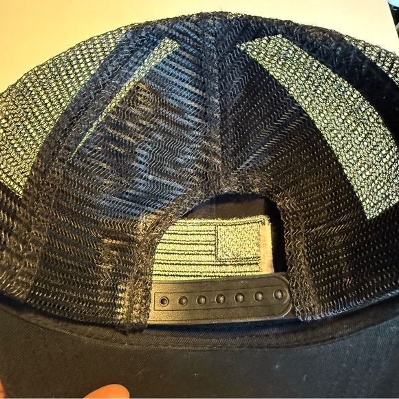 Black Mesh Cap with Silver Flag - Picture 3 of 3